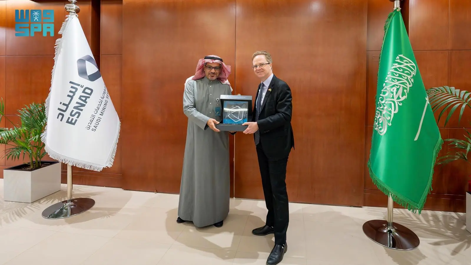 السفير الكندي يزور "إسناد"