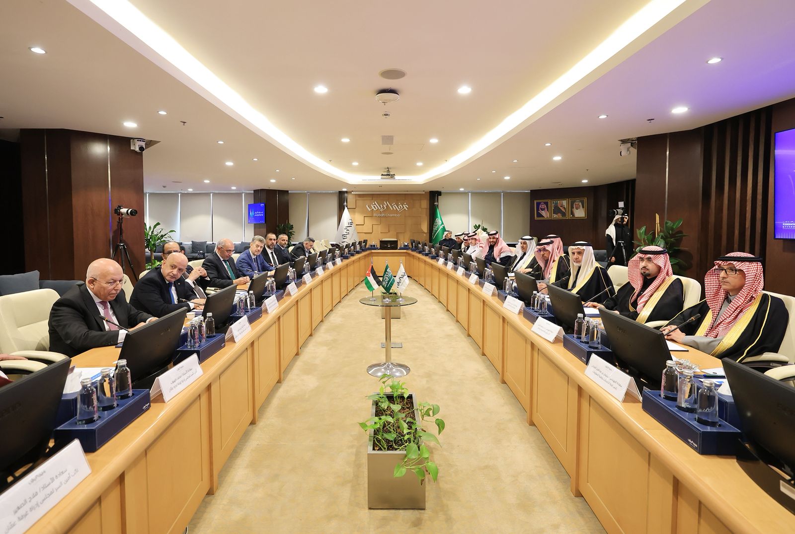 الذهب يستقر قرب أعلى مستوى في أسبوعين مع تراجع توقعات رفع الفائدة الأمريكية